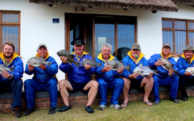 Van die spanlede - Arno vd Merwe, Mico Swart, Oubaas Lesch, Maynard van Niekerk, Rian Conradie, Sian Toua en Stephen Ashlin